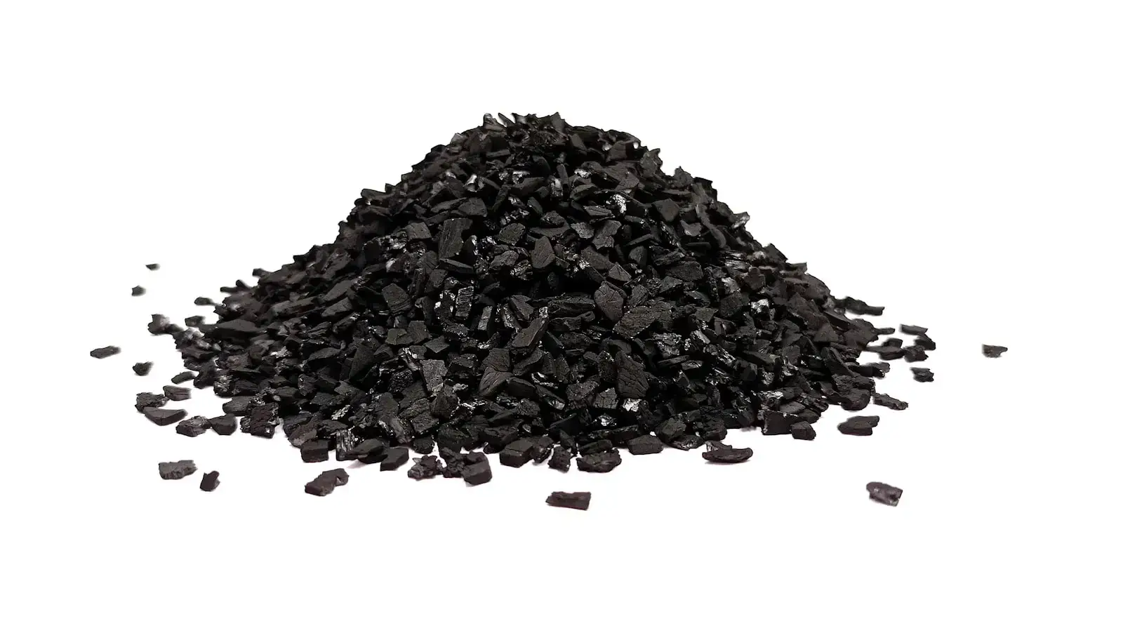 Un montón de carbón negro sobre un fondo blanco