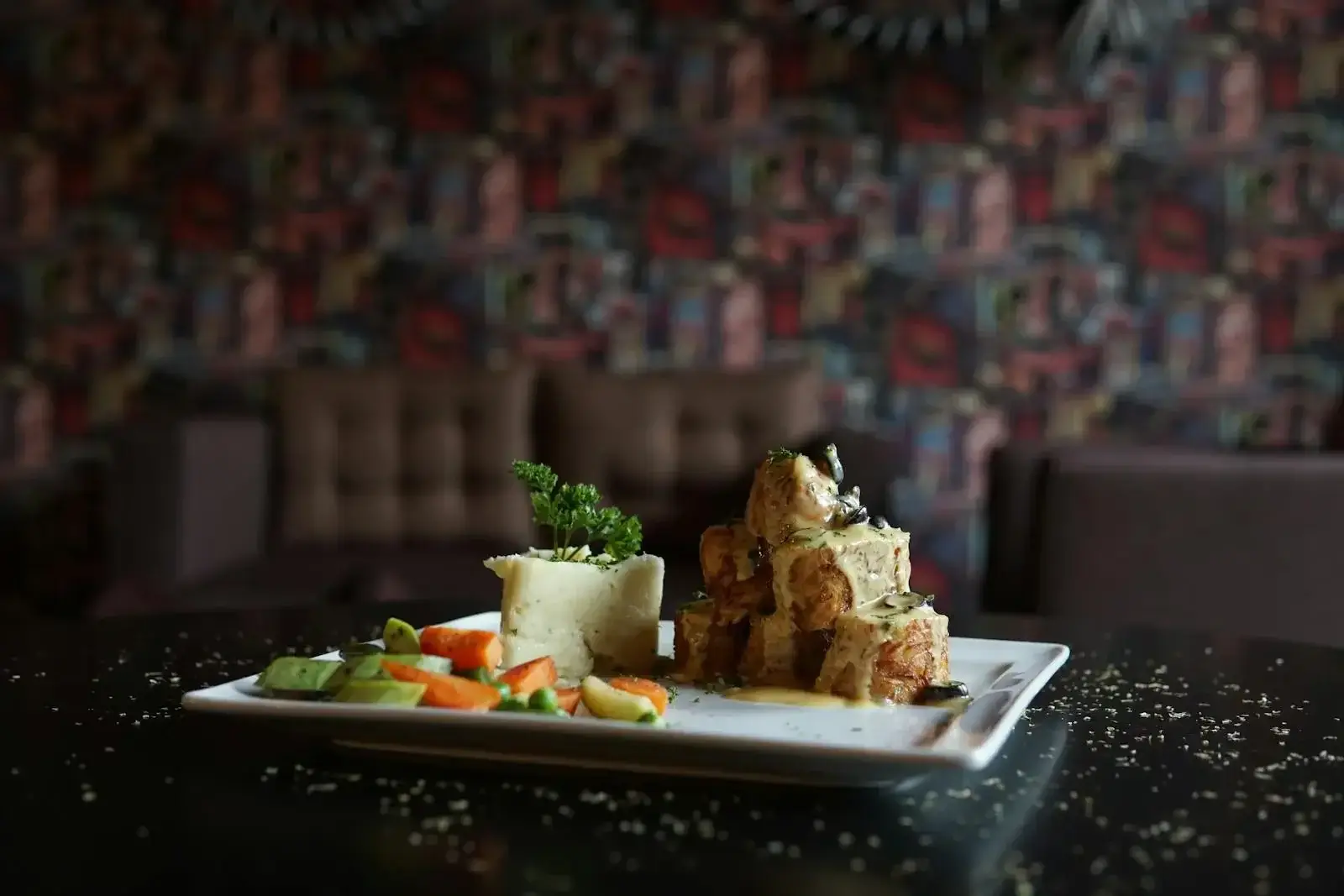 Un delicioso plato gourmet compuesto por carne asada y verduras de colores, presentado de forma exquisita.